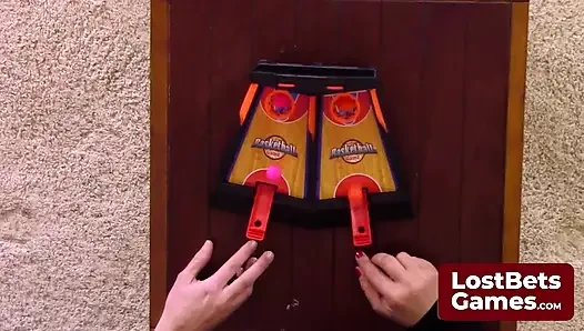 Taşakları saklamak için heyecanlı bir striptiz basketbol paleti oyunu