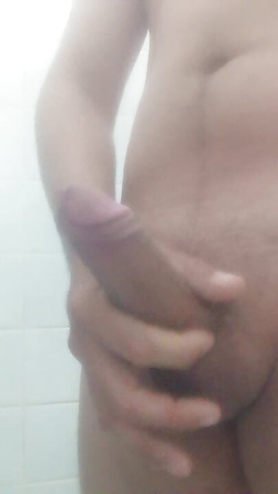 Oscarcoronado86 masturba-se entrando no chuveiro ele fica chateado e tira todo o leite oscarcor01