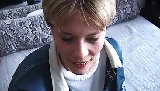 Sarışın sürtük parmaklıyor