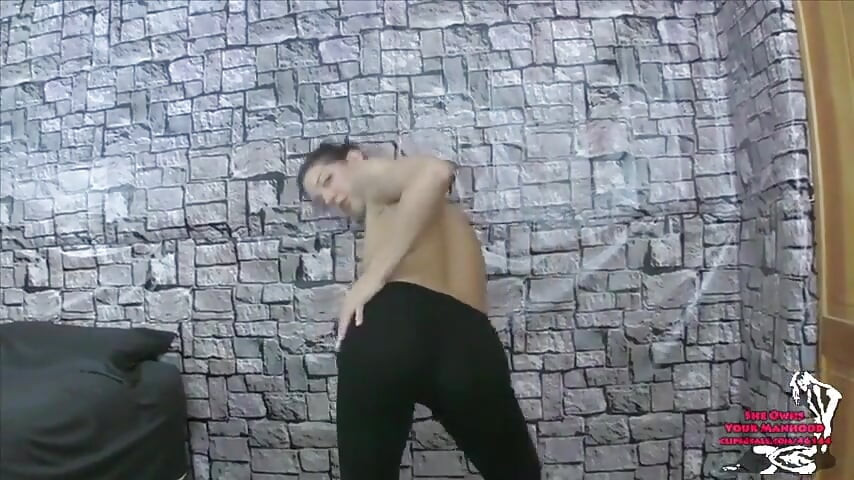 Sadie Holmes en leggings negros, humillación peniana