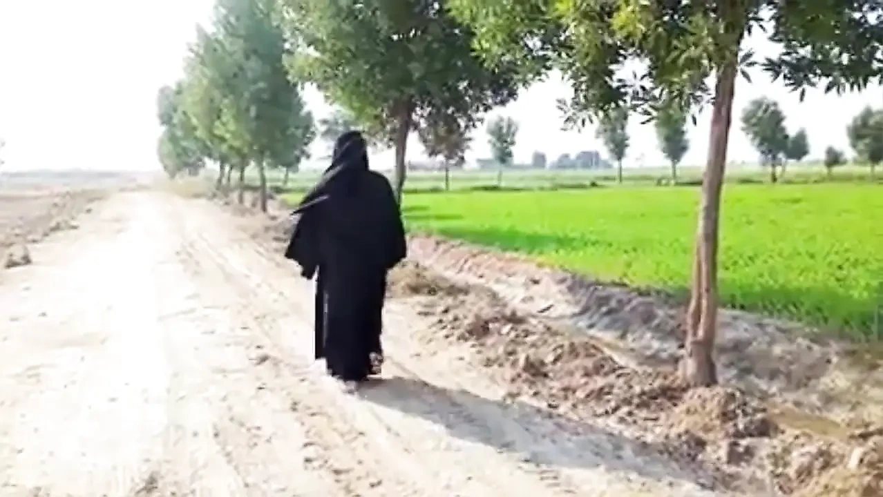 印度乡村德西学生妹丛林性病毒性爱视频，印度女孩重口味性爱彩信，德西学生妹性爱