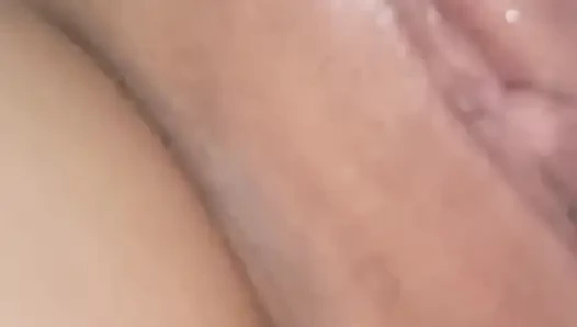 Я наблюдала, как она мастурбирует, затем подошел к ней сзади и трахнул ее в задницу.