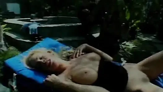 Cewek pirang liar disetubuhi dengan keras di hutan