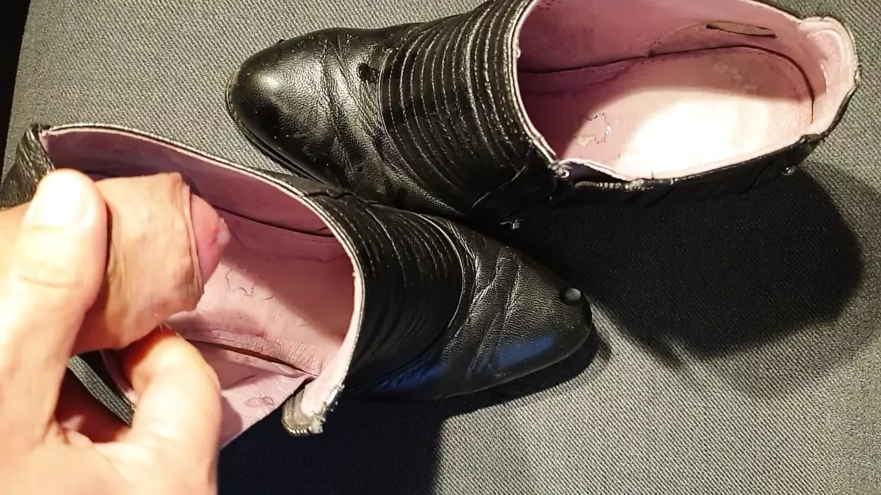 Suas botas do tornozelo fodidas e esguichadas por todo o lado - parte 2