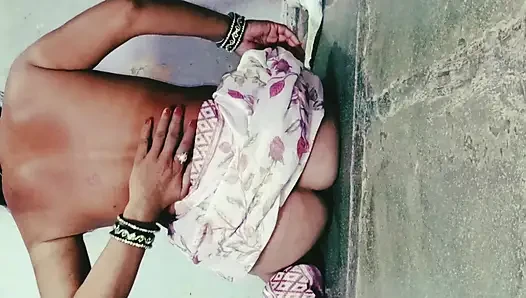 Güzel üvey kız kardeş saree bluzunu çıkarıyor Kardeş odada yalnız seks arıyor Kardeş kardeşi tamamen çıplak, pezevenk bedenli ve inci gibi poposu ile gördü