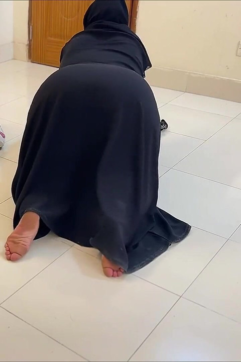 Arabian Big Ass Saudi Hotel Maid Clean My Room When I Was Masturbat on Bed!