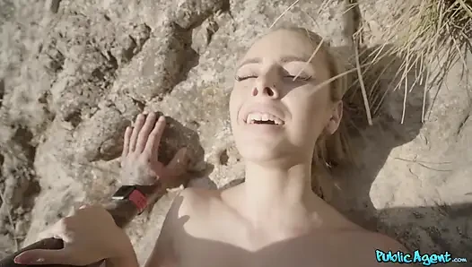 Agent - die süße blonde Lya missy wird im wald gefickt und kommt über ihre brille