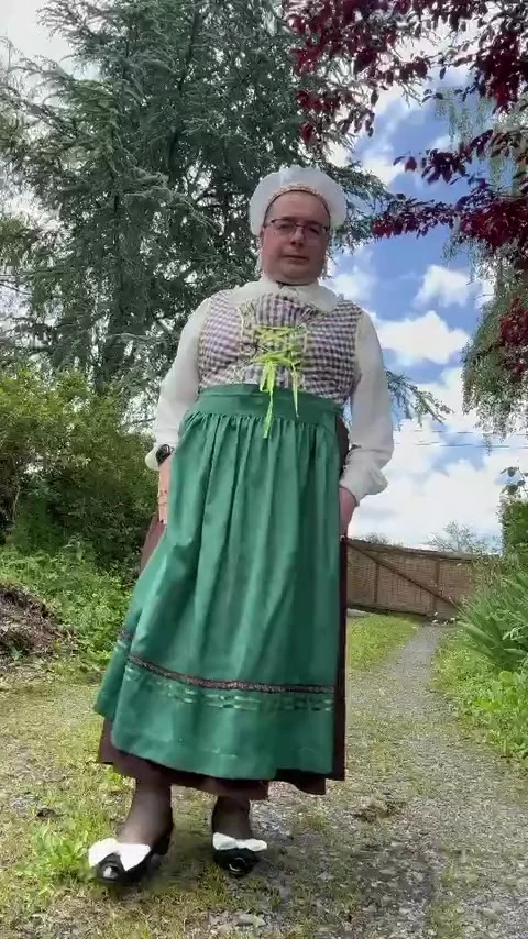 Hizmetçi kıyafeti içinde, Avusturya tarzı, bir gün için