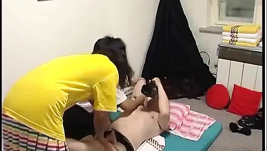 İki seksi Asyalı masöz şanslı yaşlı adama masaj yapıyor