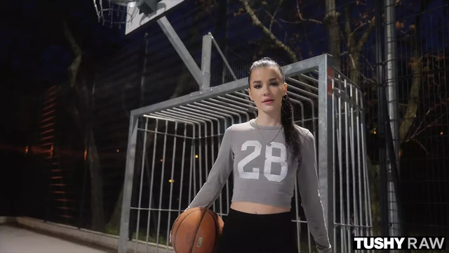 TUSHYRAW Vanessa и Sophie делят член в анальном тройничке
