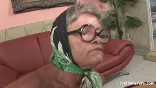 La vecchia nonna è calda e adora cavalcare.mp4