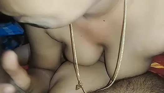 Индийская деревенская девушка массирует пенис своей подруги в ее рот