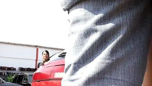 Doğal saçlı sarışın Alman orta yaşlı seksi kadın açık havada sikiliyor