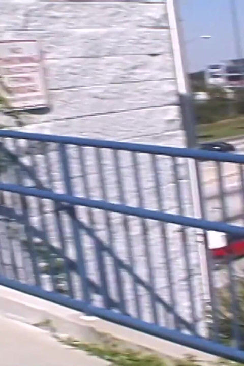 Tamamen çıplak halka açık dans