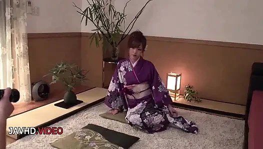 Eri Hosaka: соблазнительная азиатская модель в кимоно делает удивительный минет перед хардкорным кримпаем