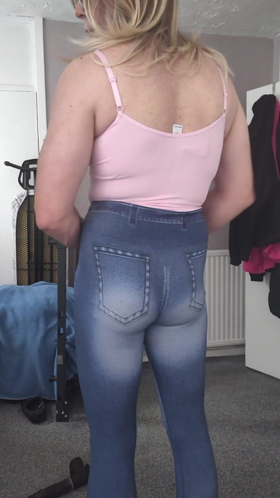 Emotional moment from "My sexy ass in  Lycra jeggins"