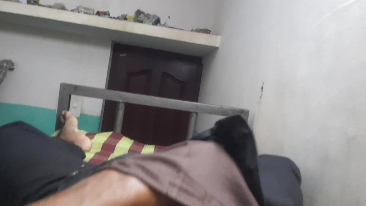 Heißer sixpack-junge masturbiert im zimmer