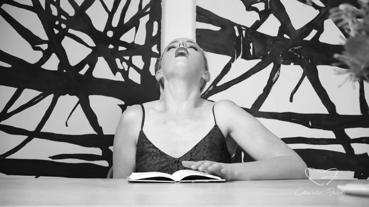 찰리 포드, 앰버 무어를 특징으로 히스테리 문학에 경의