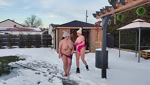 Swingers. Dua pasutri lagi asik main di salju sambil bugil. Para wanita kencing di salju dan para pria menjilatnya.