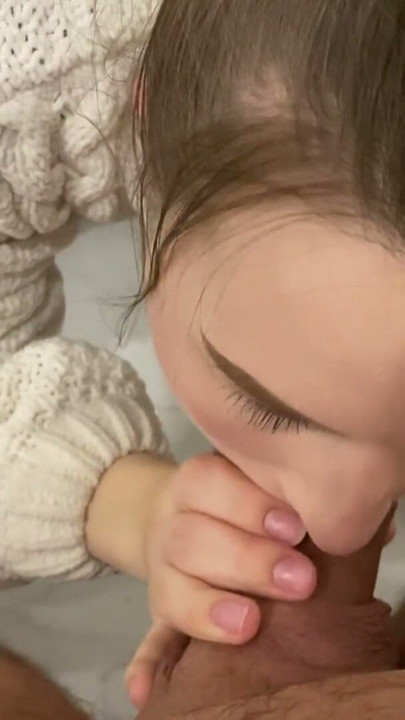 18 yaşındaki sürtük bana tuvaletin yerini gösterdi, sikimi emdi ve dölümü yuttu | Klip 1