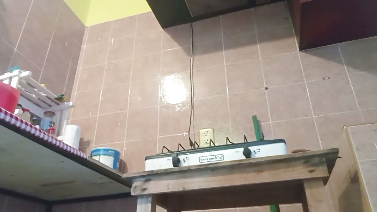 ميلف ممتلئة في سراويل داخلية في المطبخ