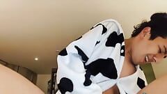 In een koe zuigt en berijdt pijama mijn grote onbesneden pik totdat hij mijn hete melk verdient
