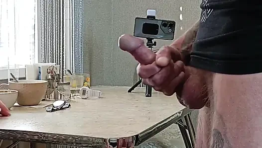 Statt auf kaffee fing die nachbarin an, meinen schwanz zu lutschen, bis sie viel sperma in den mund bekam