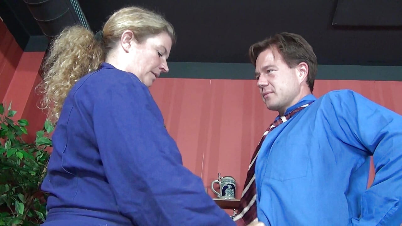 ドイツ人 xxl 熟女が隣人に濡れたマンコを犯させます!