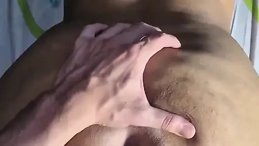 Tetanggaku bertindak sopan tapi dia pelacur sejati, dia menuangkan asinya ke kontolku