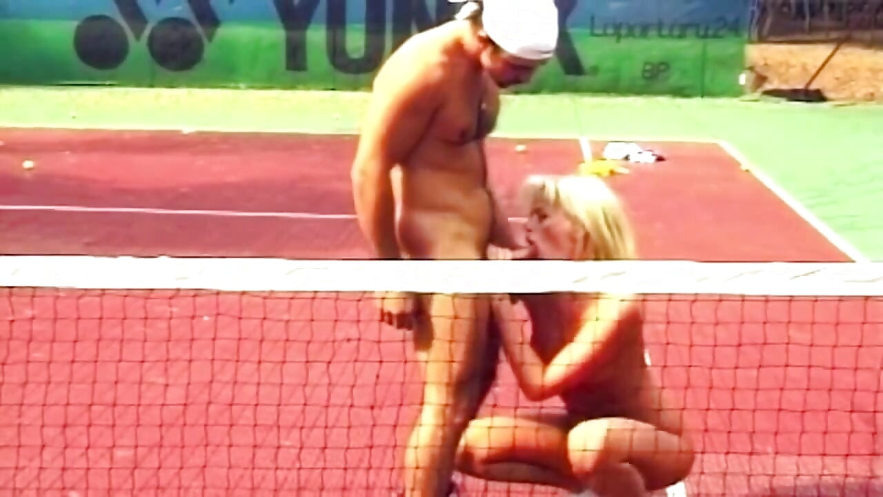 Blondynka ssie kutasa, a następnie zostaje zerżnięta na korcie tenisowym