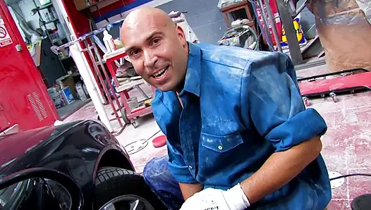 İki muhteşem hatun bir oto tamircisi tarafından sikiliyor