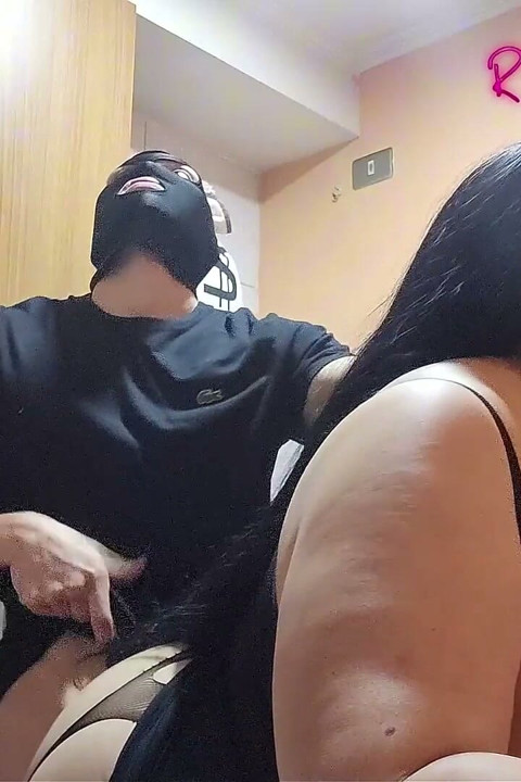 فيديوهات للمعجبين: شاب مقنع ينيكني في المطبخ وأنا أستمتع به