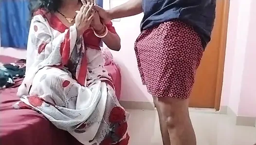 Hintli desi orta yaşlı seksi kadın üvey oğlu tarafından sıkı göt deliğinden sikiliyor