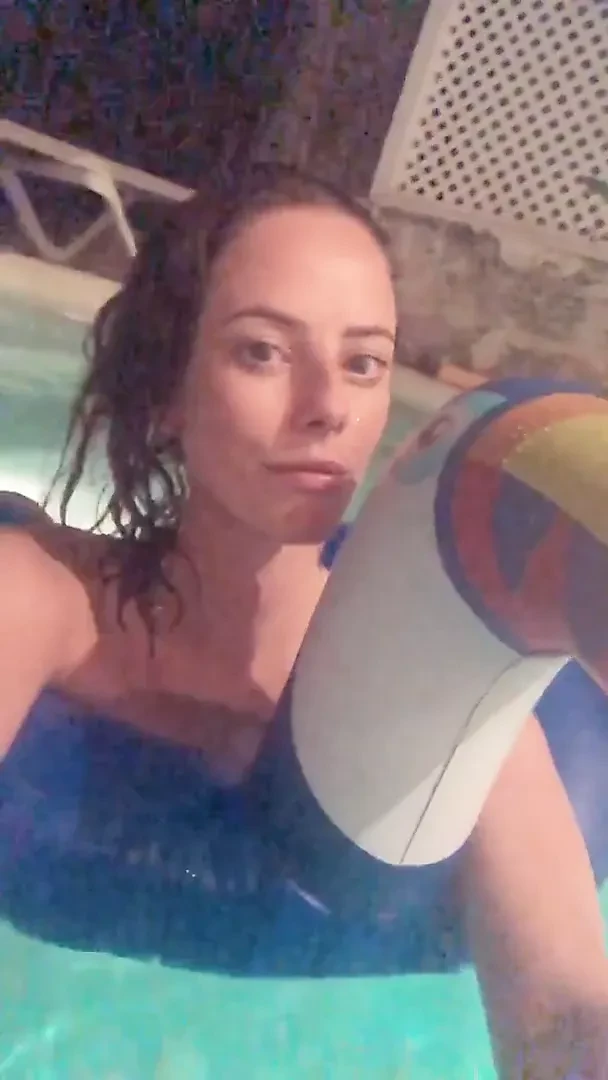 Kaya Scodelario en una piscina, selfie vid.