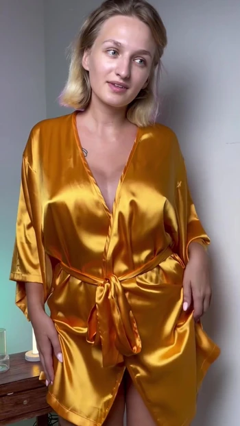 who wants to play with a horny blonde?🥵