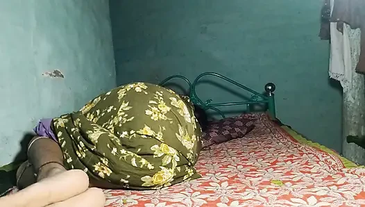 Сексуальную индийскую учительницу трахнул студент в учебной комнате хинди аудио
