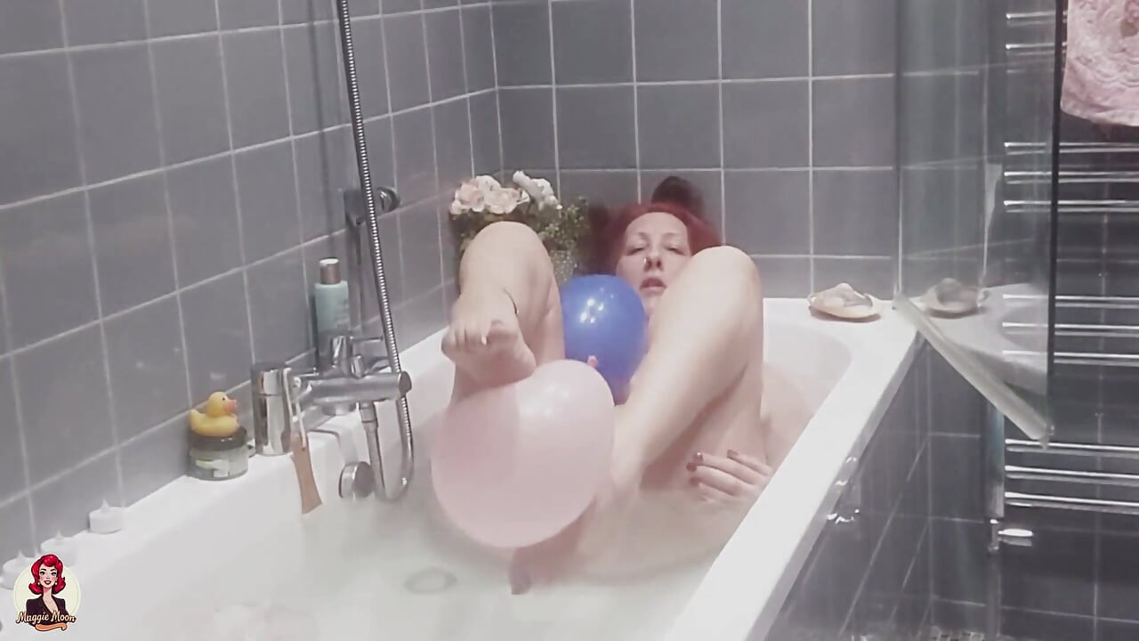 الاستحمام واللعب بالبالونات