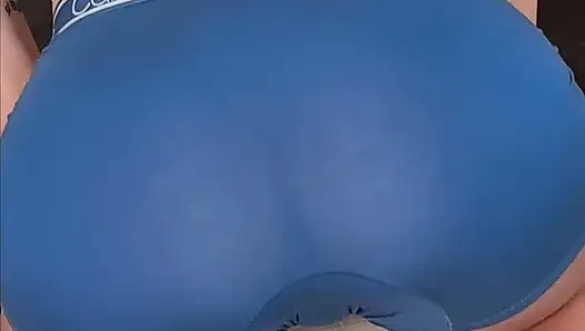 Yakın çekim Hitachi sürtüyor ve boşalıyor!!