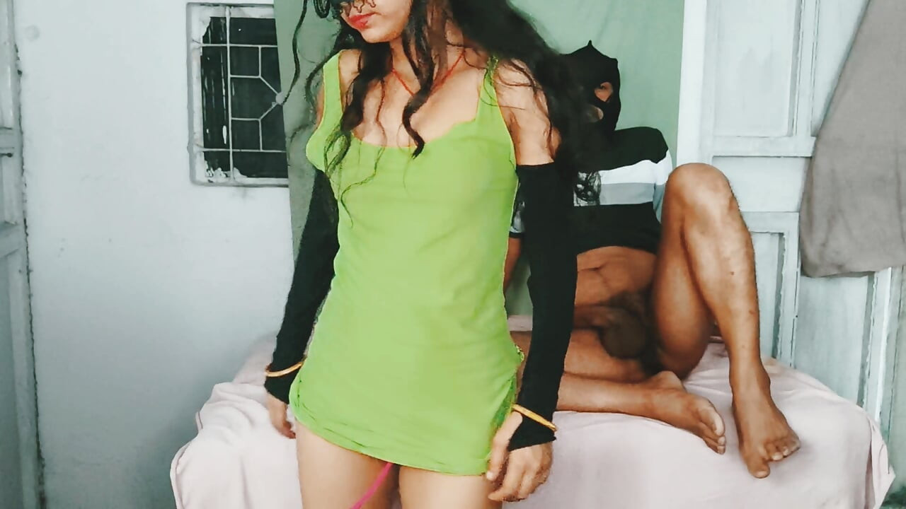 Fratele vitreg fată super sexy desi latino suge pula și se fute în camera de la magazin audio hindi