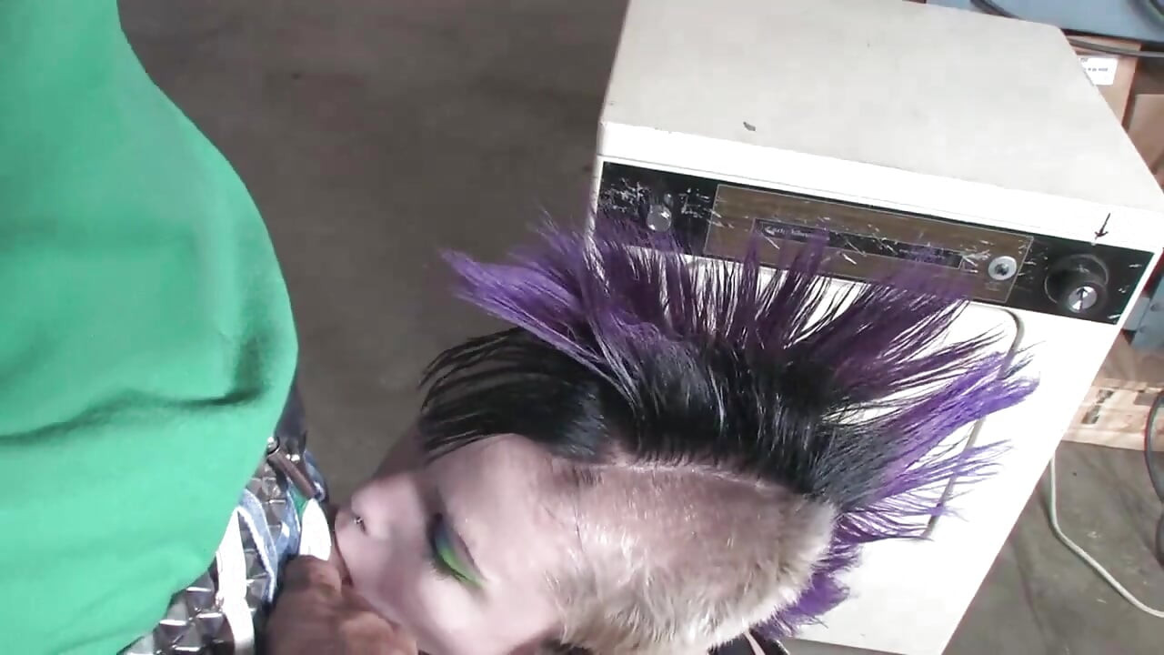 Une jeune salope punk coquine prend une grosse bite