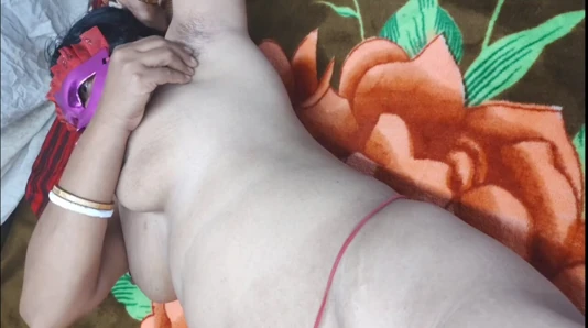 Kedi. Bu sıcakta, ateşlimi serinletmek için bir fan kullanıyorum
