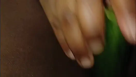 Üvey anne yenilebilir dildosunu sikiyor