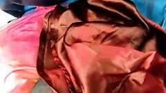 Pisse et branlette avec le sari en satin gris de chachi (65)