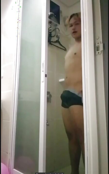 Asia Bi-twink chłopak bierze własną spermę po masturbacji pod gorącym prysznicem