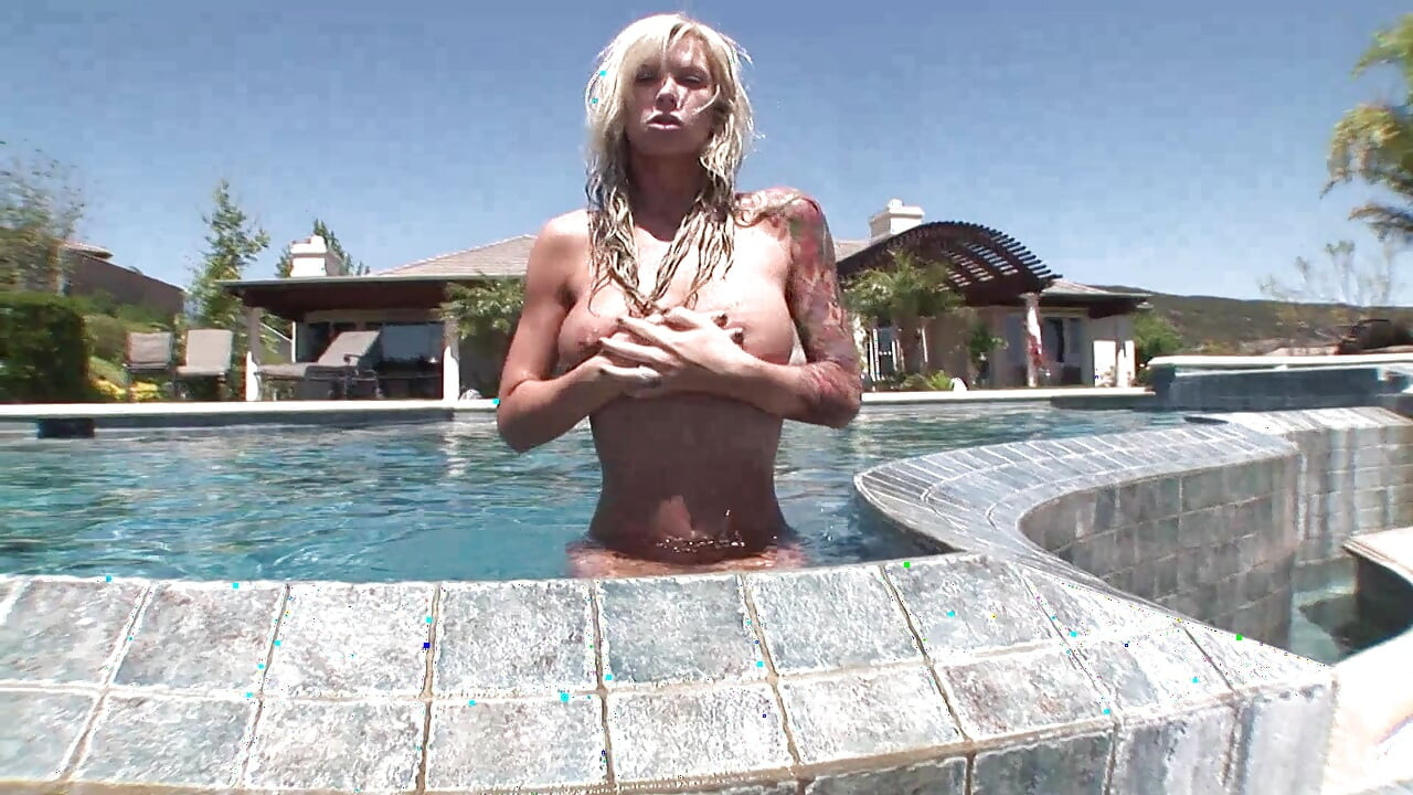 Tattooed hot milf likes it hardcore