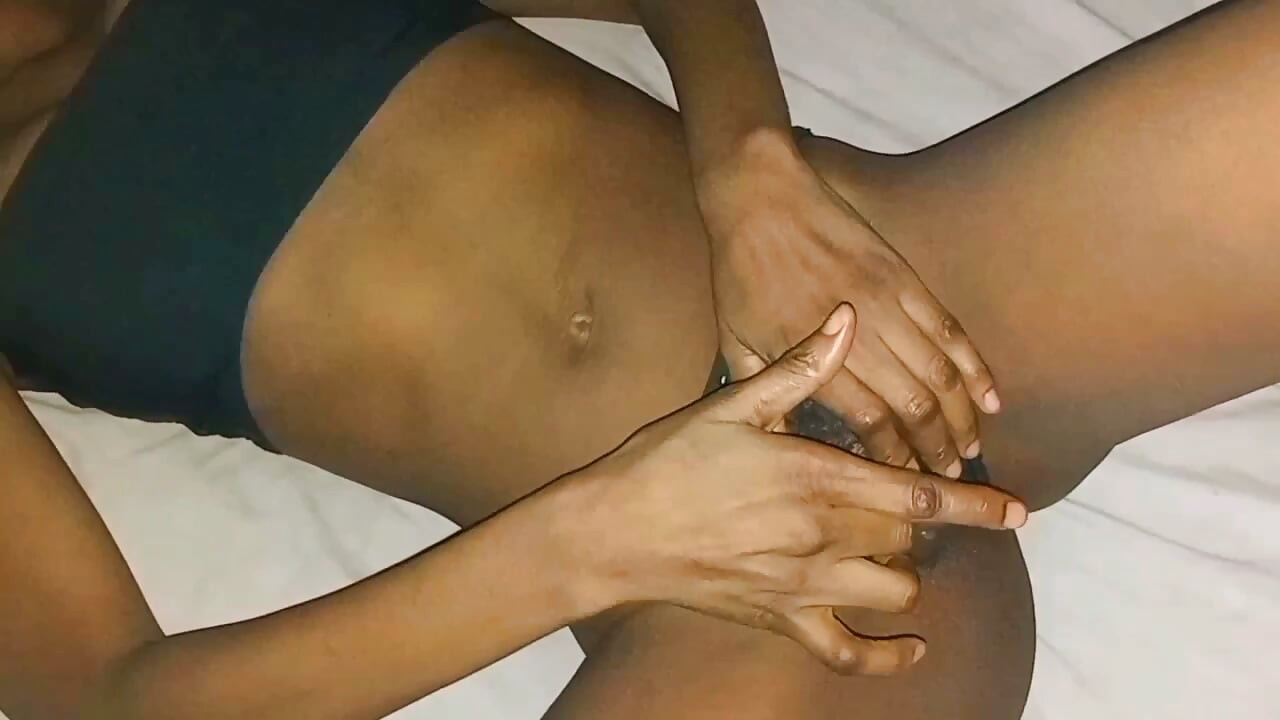 Uma rapariga bonita sedenta disso