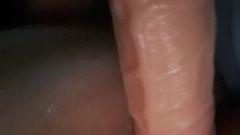 Duitse jongen neukt met een grote dildo