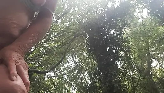 Sutyen ve külot açık havada