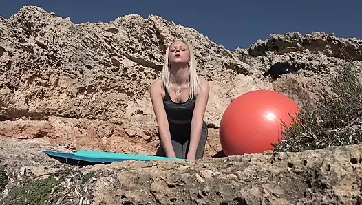 Seks yoga di luar ruangan di tempat terbuka untuk cewek muda rambut pirang