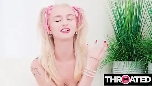 THROATED - грязная жадная до спермы EMMA ROSIE трахается с лицом и кончает на лицо